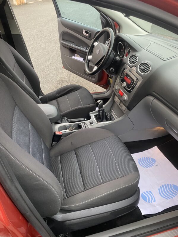 Ford Focus 1.6 Tdci 110cv – Image 12